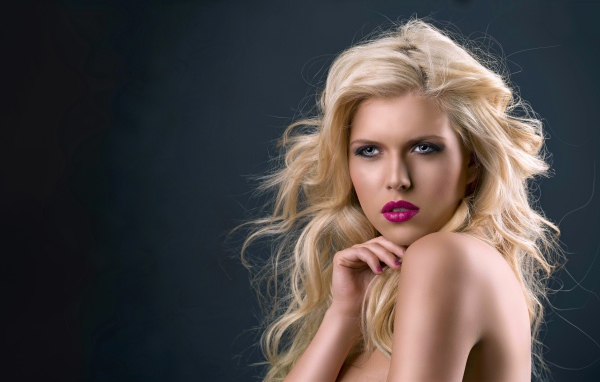 Молодая эффектная голубоглазая блондинка