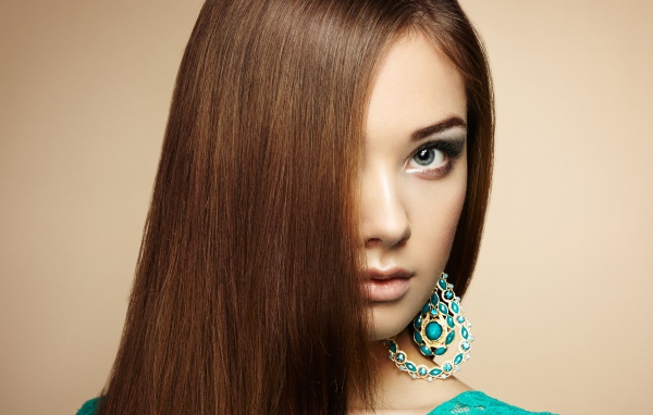 Молодая эффектная девушка с бирюзовыми серьгами