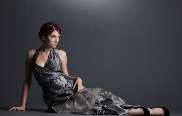 Американская модель Сьюзен Коффи в красивом платье на сером фоне