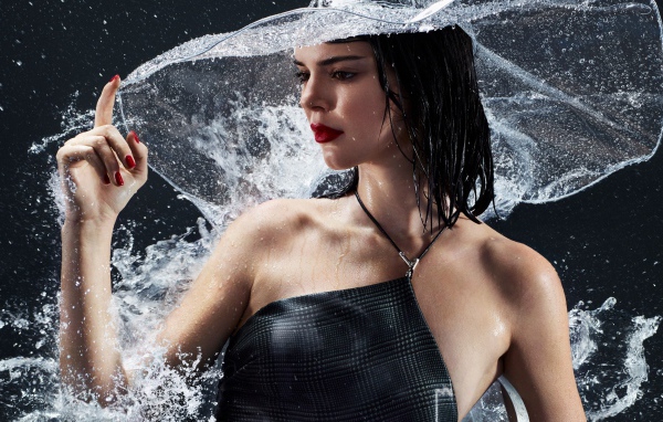 Красивая брюнетка,  модель Кендалл Дженнер в необычной шляпе