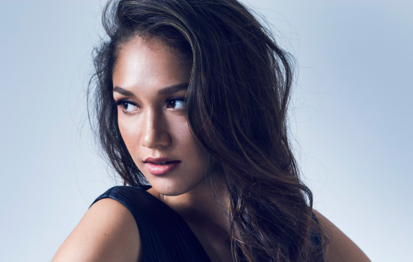 Красивая девушка филиппинская модель Моника Санта-Мария