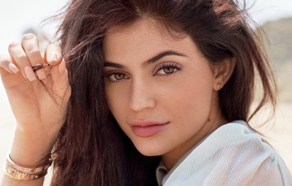 Кареглазая брюнетка модель Кайли Дженнер