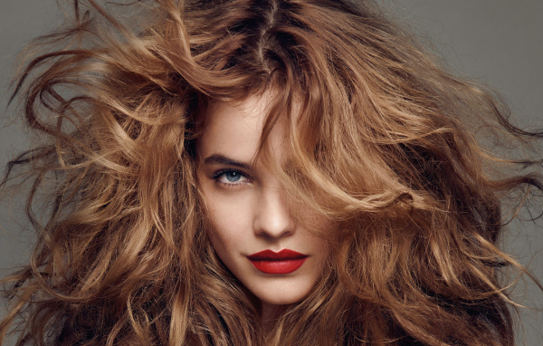 Модель Барбара Палвин с растрепанными волосами