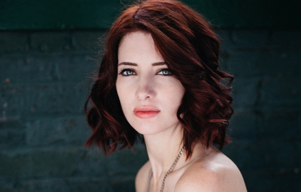 Молодая девушка, модель Сьюзан Коффи