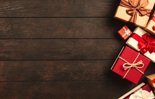 Много коробок с подарками на деревянном фоне, шаблон для открытки 