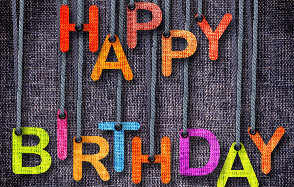 Буквы надписи Happy Birthday на ниточках