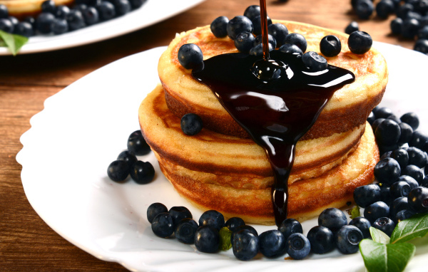 Аппетитные оладьи с черникой и джемом на Масленицу 2019 