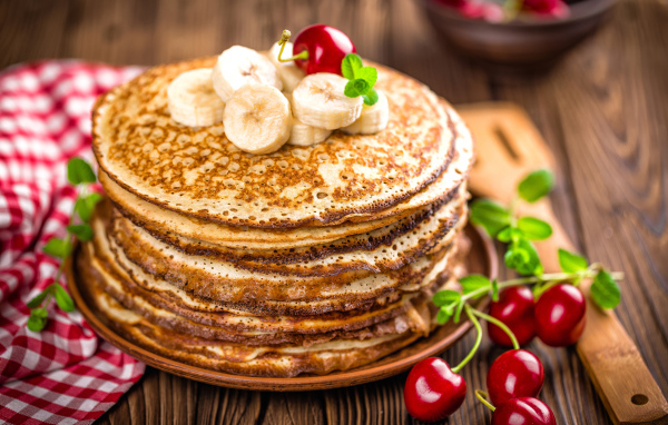 Блины с бананами и черешней на праздник Масленица