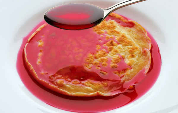 Блины с ягодным сиропом на белом фоне на праздник Масленица 2018