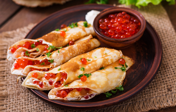 Рулетики из блинов с красной икрой на Масленицу