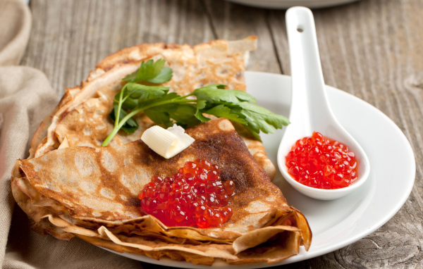 Румяные тонкие блины с красной икрой на Масленицу