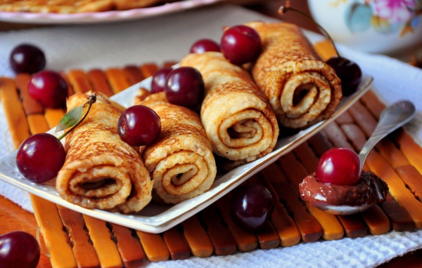 Тонкие блины с вишней угощение на праздник Масленица 2019 