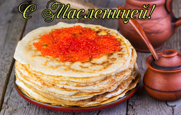 Тонкие блины с красной икрой на столе на праздник Масленица