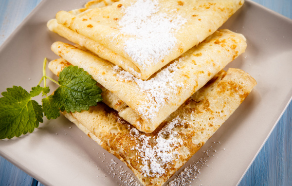 Тонкие блинчики с сахарной пудрой и листиком мяты на Масленицу 2018