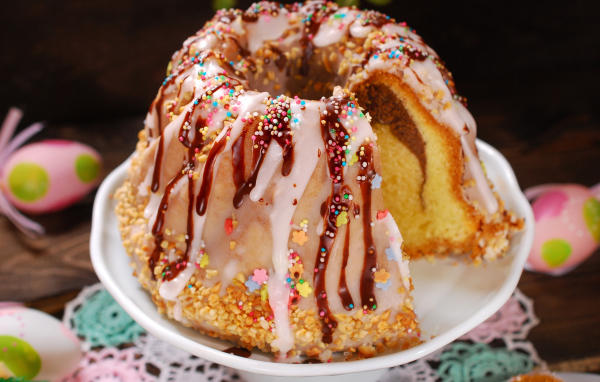 Красивый пасхальный кулич с глазурью на праздник Пасха