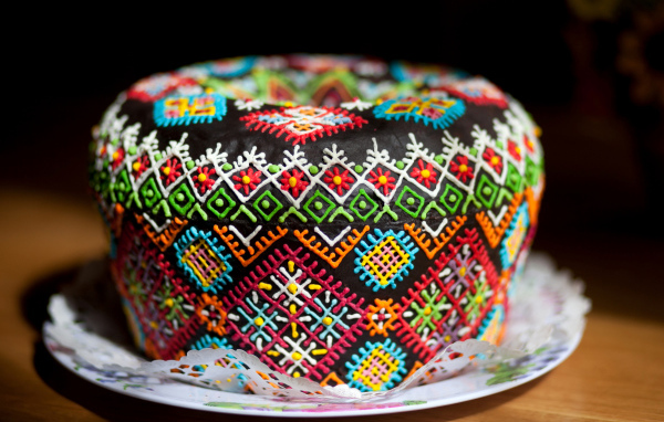 Красивый дизайнерский пасхальный кулич на праздник Пасха