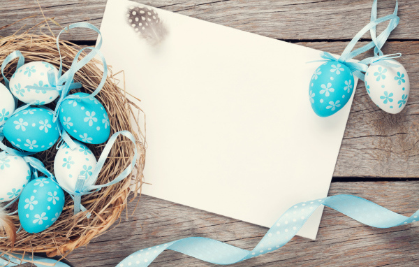 Голубые пасхальные яйца с лентами,  шаблон поздравительной открытки