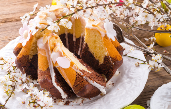 Вкусный пасхальный кулич с цветущей веткой абриса  на Светлый праздник Пасха