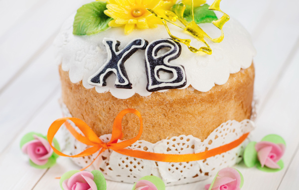 Пасхальный кулич с розочками на праздник