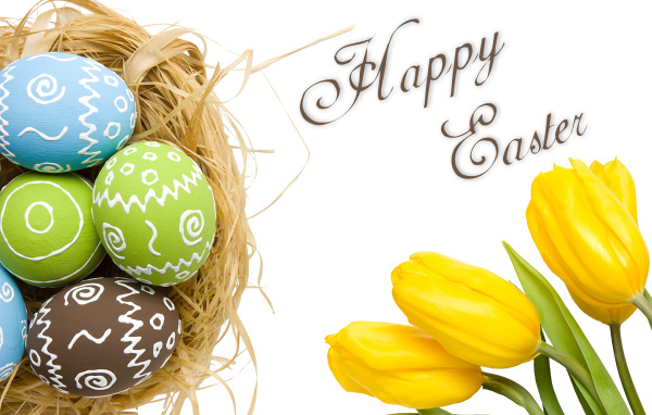 Желтые тюльпаны и крашеные яйца на Пасху