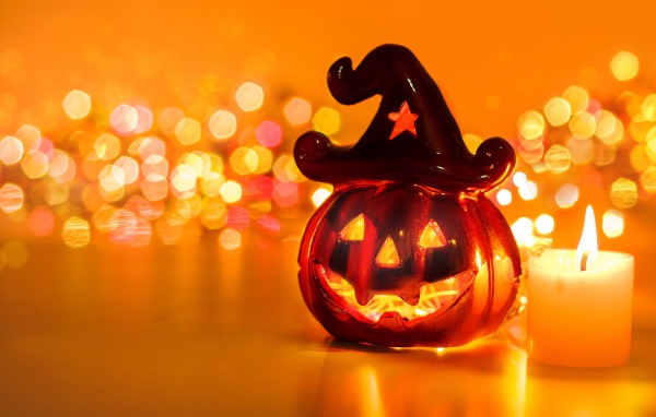 Тыква с зажженной свечой на праздник Хэллоуин