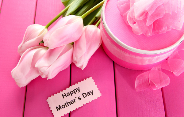 Букет нежных розовых тюльпанов с подарком на Международный женский день 8 марта