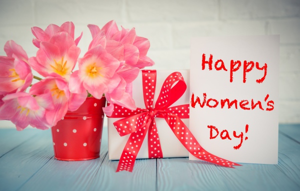 Букет розовых тюльпанов и подарок на Международный женский день 8 марта
