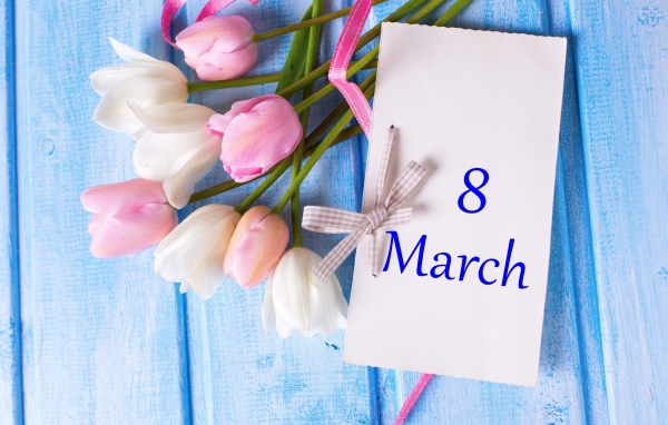 Букет тюльпанов с открыткой на 8 марта на голубом фоне