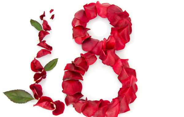 Цифра 8 из лепестков розы на белом фоне  на Международный женский день 8 марта
