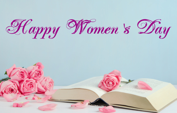 Открытая книга и розовые розы на Международный женский день 