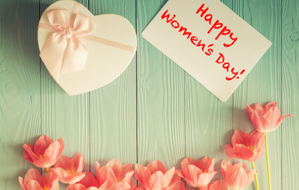 Розовые тюльпаны и подарок в виде сердца на Международный женский день