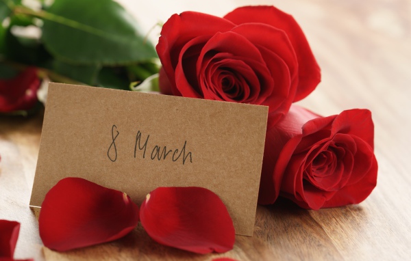 Красные розы и записка на Международный женский день 8 марта