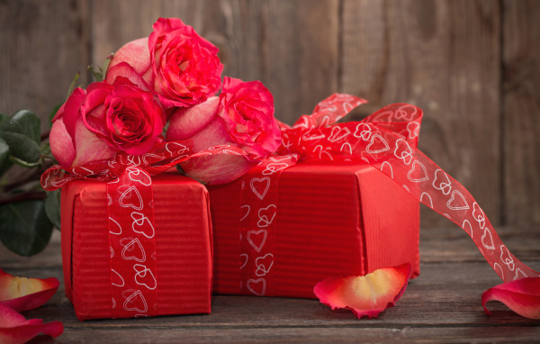 Два больших красных подарка и розы в подарок любимой на 8 марта
