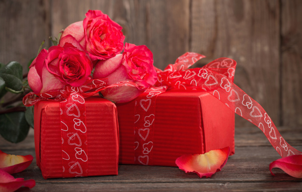 Два больших красных подарка и розы в подарок любимой на 8 марта
