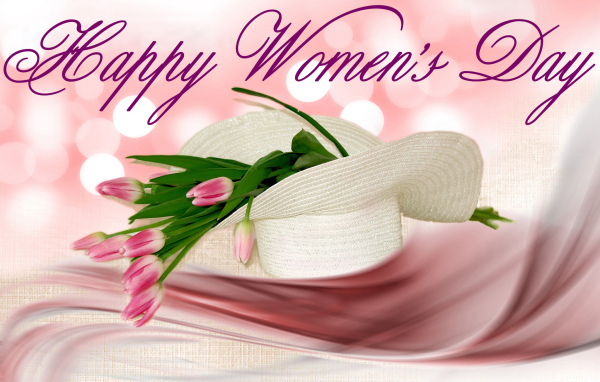 Белая шляпа с розовыми тюльпанами на Международный женский день 8 марта