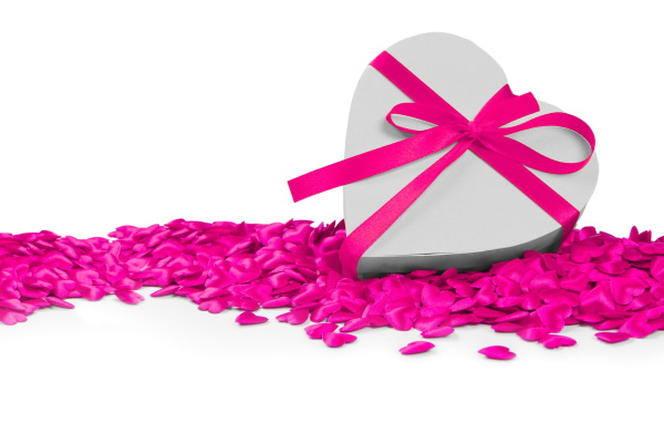 Большая подарочная коробка в форме сердца с маленькими сердечками на белом фоне подарок любимой 