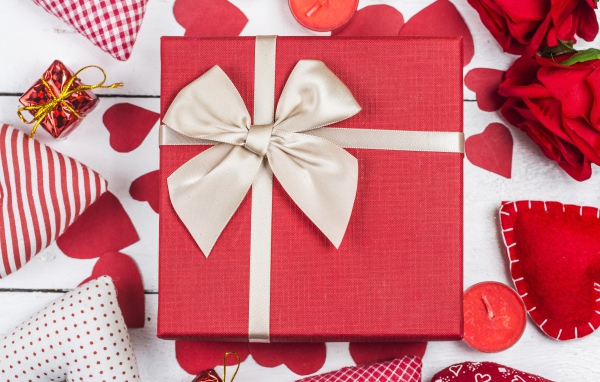 Большой подарок с сердечками на День Святого Валентина 14 февраля