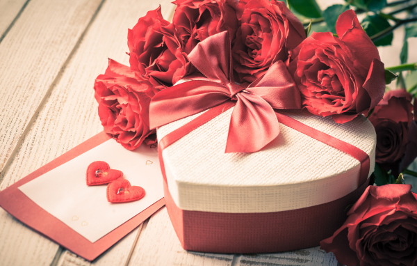 Красивая подарочная коробка в форме сердца и букет роз в подарок на 14 февраля 