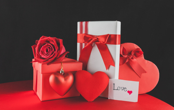 Подарки с красной розой и сердцем на 14 февраля 