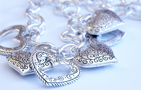 Красивые серебряные украшения в форме сердца