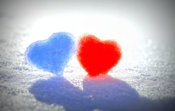 Голубое и красное сердце на белом снегу 