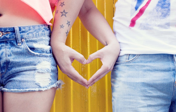 Влюбленная пара создает руками сердце