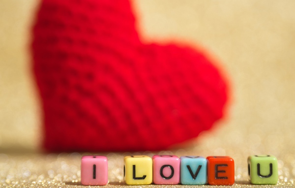 Кубики с буквами я тебя люблю на фоне красного сердца