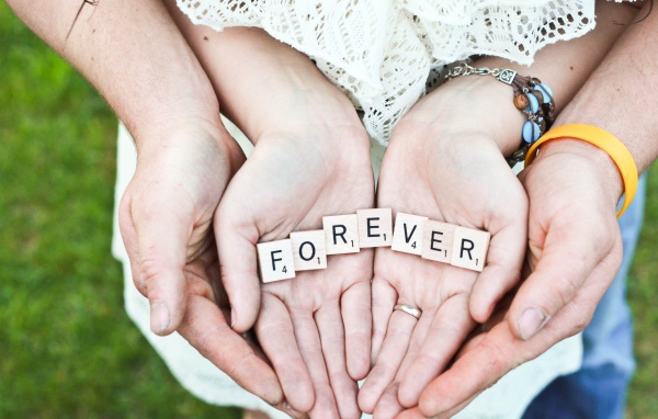 Руки влюбленной пары с надписью FOREVER