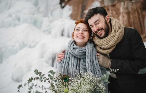 Влюбленная счастливая пара зимой