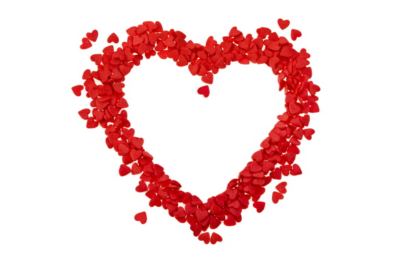 Сердце из маленьких красных сердечек на белом фоне
