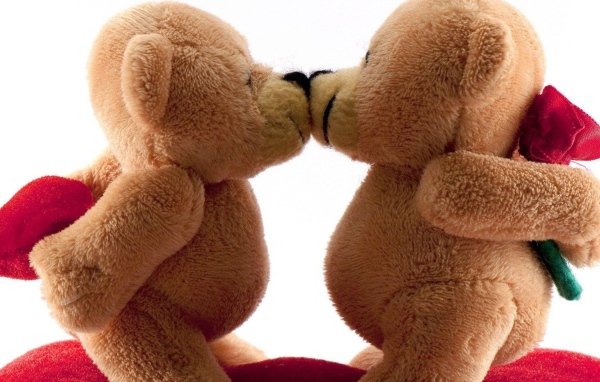 Поцелуй влюбленных игрушечных медведей