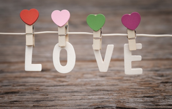 Буквы LOVE на прищепках на веревке