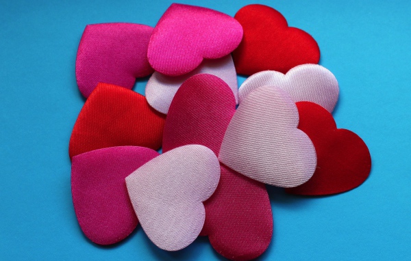 Разноцветные сердечки на голубом фоне