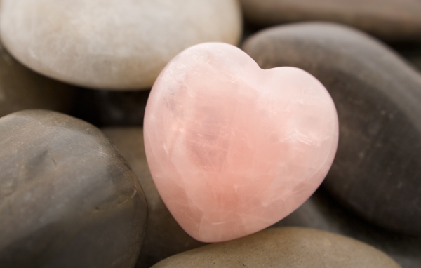 Розовый большой камень в форме сердца